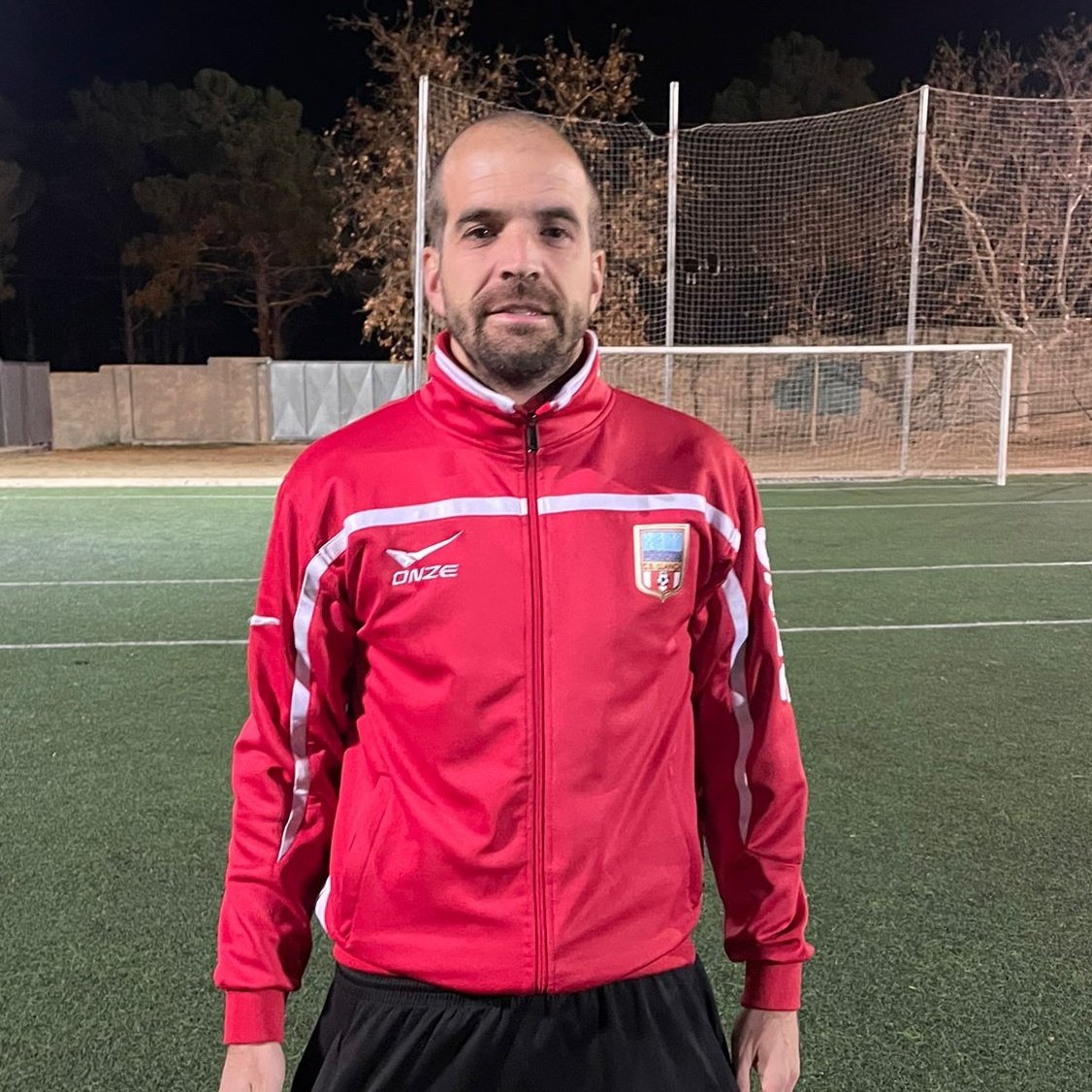 CELlanca's tweet photo. PRIMER EQUIP ⚪🔴⚽

📸 Francesc Moñino és el nou entrenador del primer equip a 3a Catalana, que ocuparà el lloc d'Ivan Vargas.

Moñino va ser jugador del primer equip fins l'any 2017, i també va entrenar equips del futbol base del club durant aquells anys.

#Llançà #3cat1 https://t.co/joqKAWsXdT