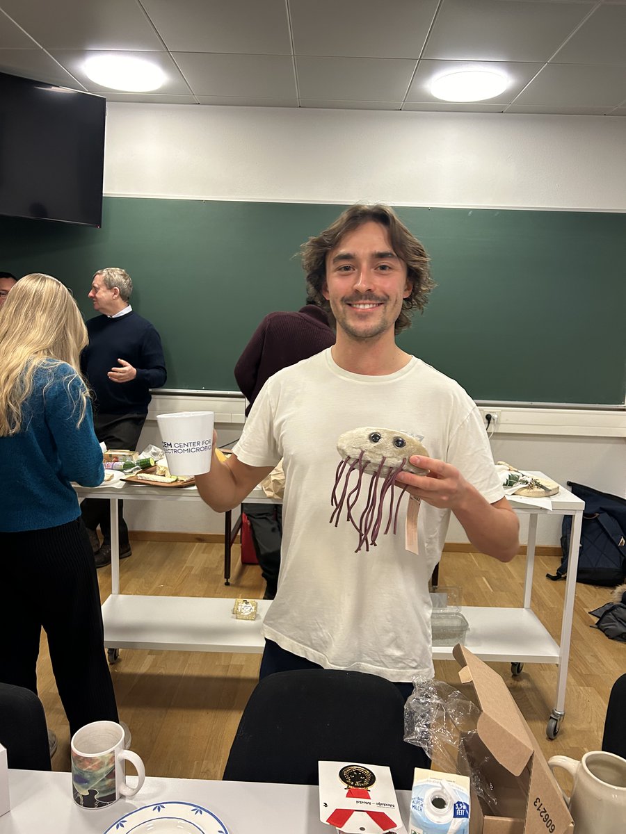 Center for Electromicrobiology (@cemaarhus) on Twitter photo 🎉Exciting news!🚀Postdoc <a href="/Vincent_Scholz/">Vincent Valentin Scholz</a> bids a fond farewell as he embarks on a new chapter at <a href="/Stanford/">Stanford University</a> University! Wishing Vincent continued success and groundbreaking discoveries in his field of cable bacteria-based soil amendment to reduce rice methane emissions 👨🔬🔬 🎉Exciting news!🚀Postdoc <a href="/Vincent_Scholz/">Vincent Valentin Scholz</a> bids a fond farewell as he embarks on a new chapter at <a href="/Stanford/">Stanford University</a> University! Wishing Vincent continued success and groundbreaking discoveries in his field of cable bacteria-based soil amendment to reduce rice methane emissions 👨🔬🔬