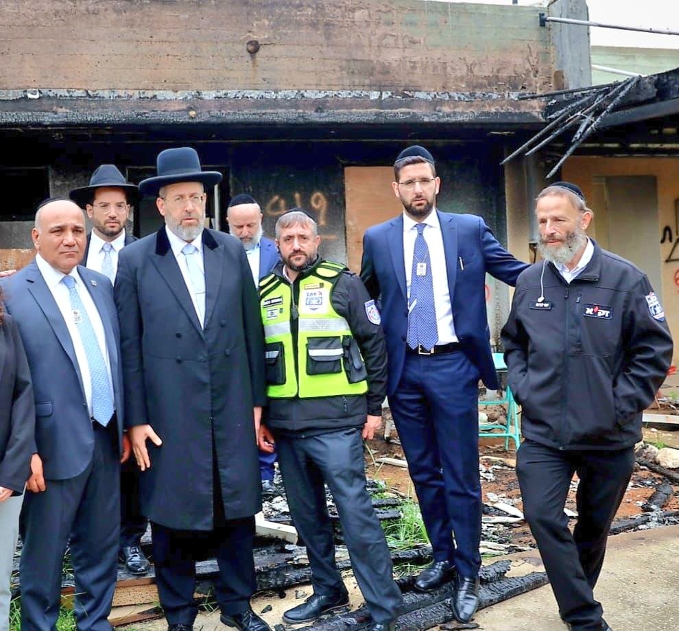 Acompañé al gran rabino de Israel, David Lau, en su recorrido por el kibutzim Kfar Aza, uno de los lugares más afectados por el ataque terrorista del 7 de octubre. Nos reunimos con familiares de las victimas de esta masacre.