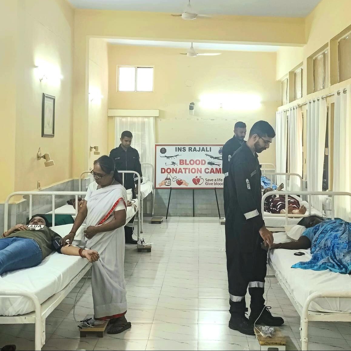⚓️Kudos to INS Rajali for organising a #BloodDonation camp in association with Saveetha Hospital, #Chennai. #NavyWeek
🩸 Cmde Kapil Mehta CO INS Rajali  inaugurated the camp, contributing 111 units to Saveetha Hospital's Blood Bank. 
✨Incredible teamwork for #SavingLives