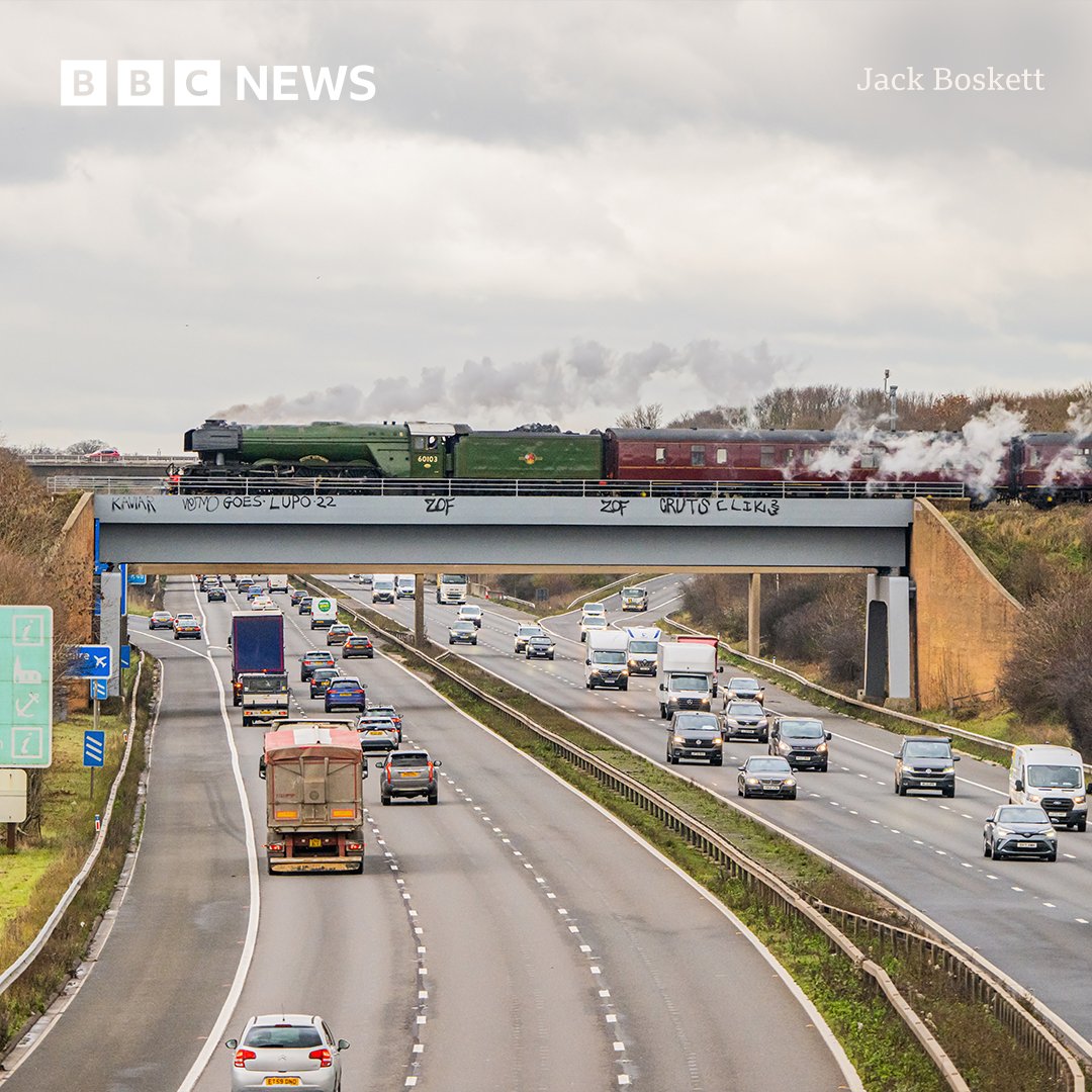 What a sight! 🚂
An amazing picture of #FlyingScotsman crossing the #M5 yesterday 😮

📸 @jackboskett