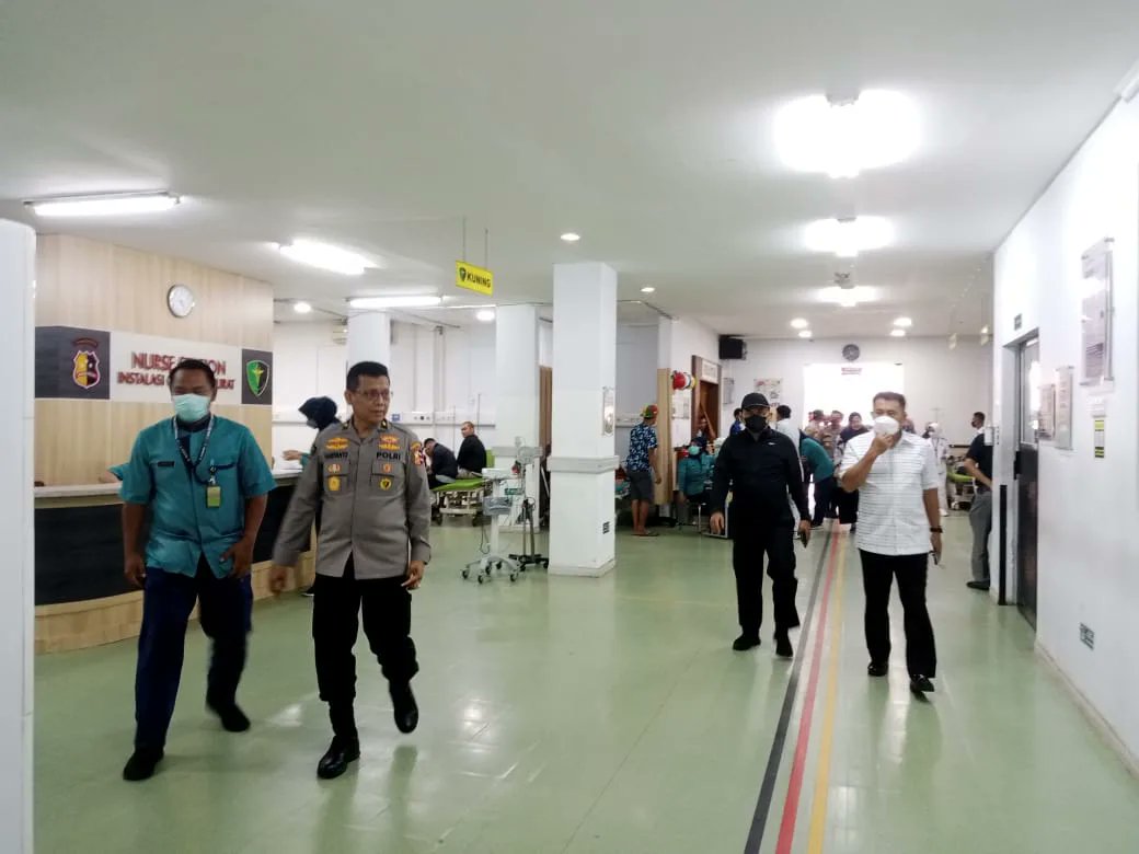 KramatJa3's tweet photo. GIAT KUNJUNGAN BPK.KAPOLDA METRO JAYA IRJEN POL.KARYOTO, S.Ik BESERTA IBU LINNA ISKANDAR KARYOTO DI RS.SOEKANTO KRAMATJATI JAKTIM DALAM RANGKA MEMBESUK ANAK BALITA KORBAN PENGANIAYAAN An.HENDRO ZAINUDDIN

Kamis 14/12/2023 https://t.co/bGfjfeHLhp