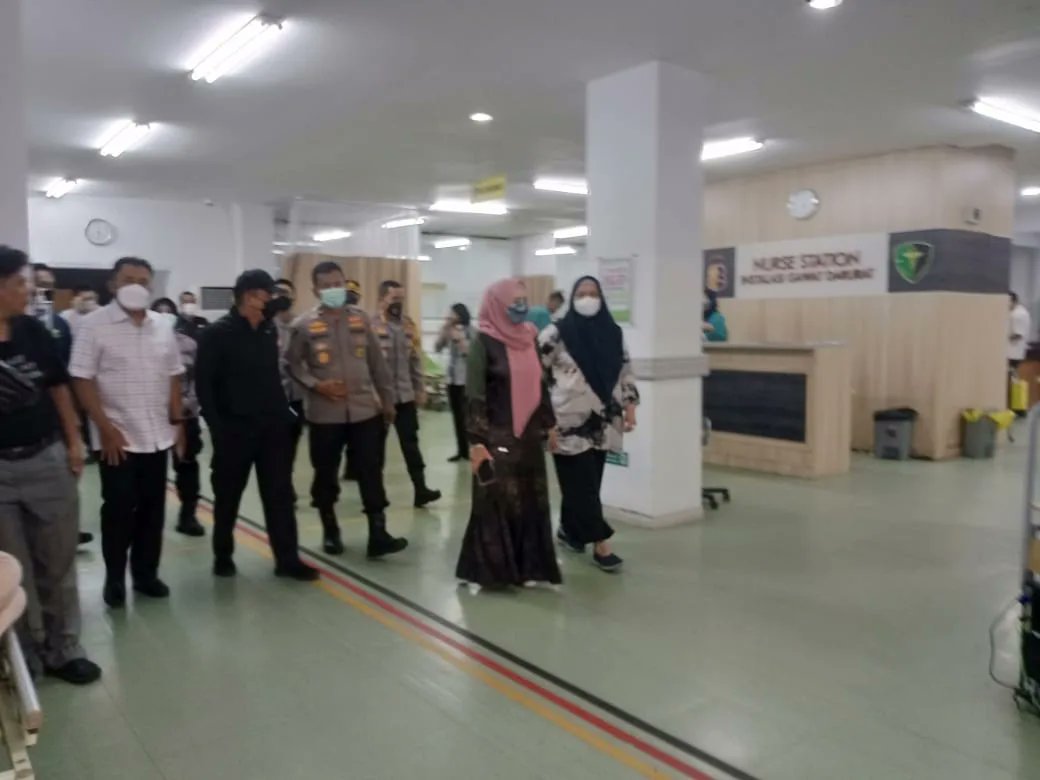 KramatJa3's tweet photo. GIAT KUNJUNGAN BPK.KAPOLDA METRO JAYA IRJEN POL.KARYOTO, S.Ik BESERTA IBU LINNA ISKANDAR KARYOTO DI RS.SOEKANTO KRAMATJATI JAKTIM DALAM RANGKA MEMBESUK ANAK BALITA KORBAN PENGANIAYAAN An.HENDRO ZAINUDDIN

Kamis 14/12/2023 https://t.co/bGfjfeHLhp