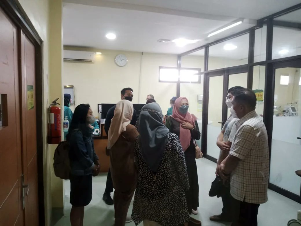 KramatJa3's tweet photo. GIAT KUNJUNGAN BPK.KAPOLDA METRO JAYA IRJEN POL.KARYOTO, S.Ik BESERTA IBU LINNA ISKANDAR KARYOTO DI RS.SOEKANTO KRAMATJATI JAKTIM DALAM RANGKA MEMBESUK ANAK BALITA KORBAN PENGANIAYAAN An.HENDRO ZAINUDDIN

Kamis 14/12/2023 https://t.co/bGfjfeHLhp