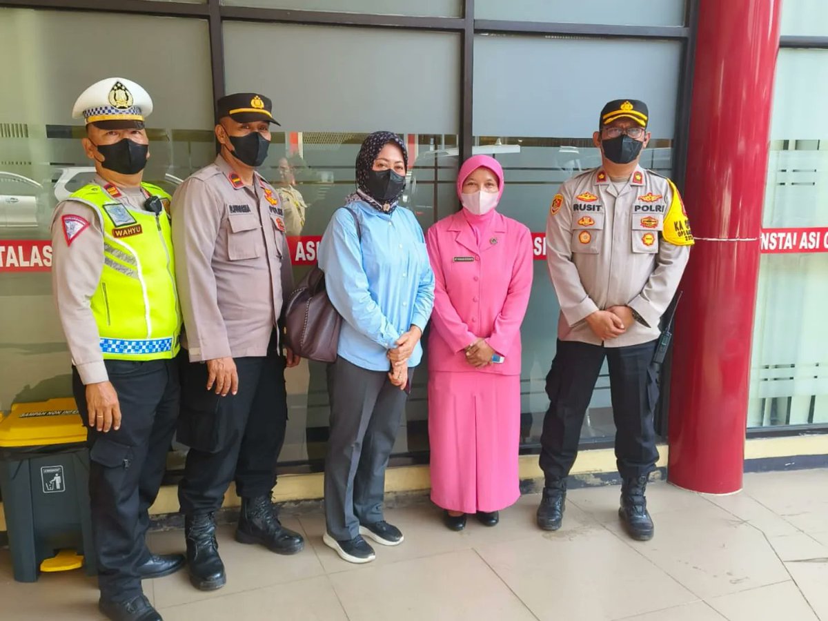 KramatJa3's tweet photo. GIAT KUNJUNGAN BPK.KAPOLDA METRO JAYA IRJEN POL.KARYOTO, S.Ik BESERTA IBU LINNA ISKANDAR KARYOTO DI RS.SOEKANTO KRAMATJATI JAKTIM DALAM RANGKA MEMBESUK ANAK BALITA KORBAN PENGANIAYAAN An.HENDRO ZAINUDDIN

Kamis 14/12/2023 https://t.co/bGfjfeHLhp