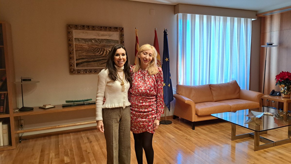 🎞️📽️La presidenta Marta Fernández se ha reunido con la coordinadora de '@laaljaferia, un lugar de cine', @vickycalavia, para conocer las sesiones que @fundacionsgae ha organizado en Madrid para proyectar diez #cortometrajes rodados en palacio. 🔗cortesaragon.es/Nota-de-prensa…