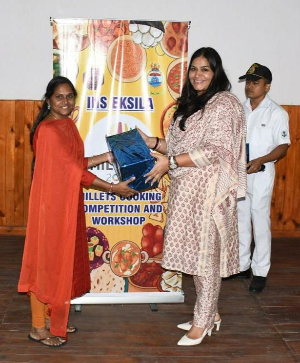 IN_HQENC's tweet photo. 🌾Empowering health through #millets 

⚓#INSEksila, Visakhapatnam, hosted a vibrant #IYOM celebration, highlighting the importance of millets in everyday meals. 
✨A  nutrition workshop and cooking competition engaged 230 participants, promoting a healthier lifestyle. 

 @IndianNavy #IYM2023 @AgriGoI