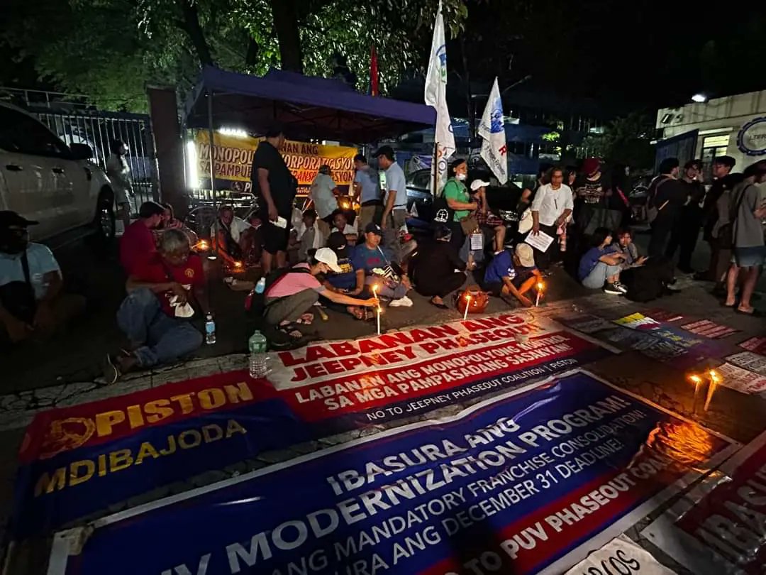 pistonph's tweet photo. Kung magpupuyat ka rin lang mamaya, punta na rito sa kampuhan ng tigil-pasada dito sa harap ng LTFRB Central Office, East Ave., QC! 🪧

Mga tsuper, operator, at komyuter, nagkakaisa para labanan ang palpak, pahirap at huwad na PUV Modernization Program!

#NoToPUVPhaseout https://t.co/ptvvXVjFub