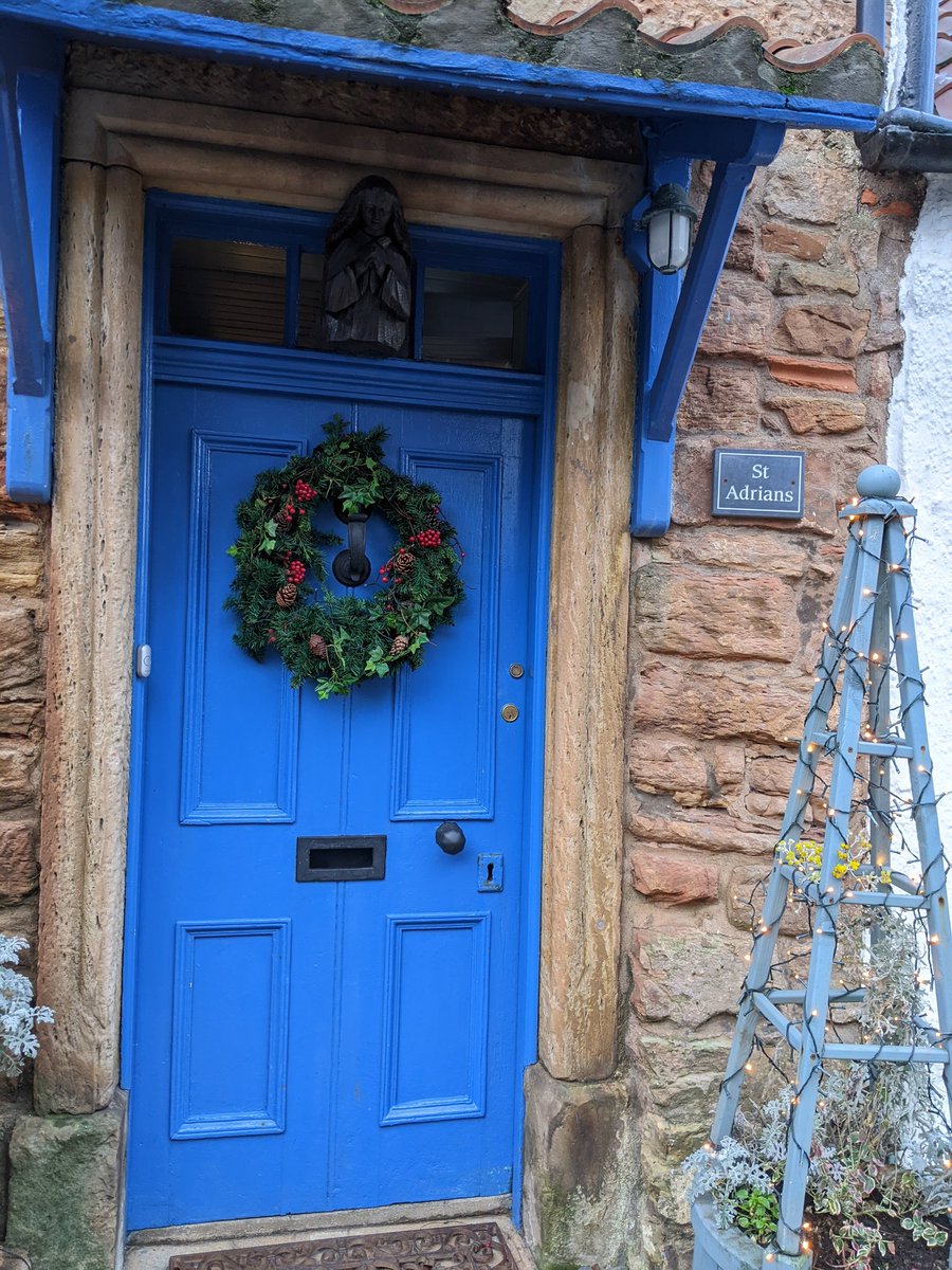 HelSingleton's tweet photo. Doors of the East Neuk of Fife #backonthedoors #AdoorableThursday 
#doorsofscotland
#lookupmore https://t.co/h6nehbv1iv