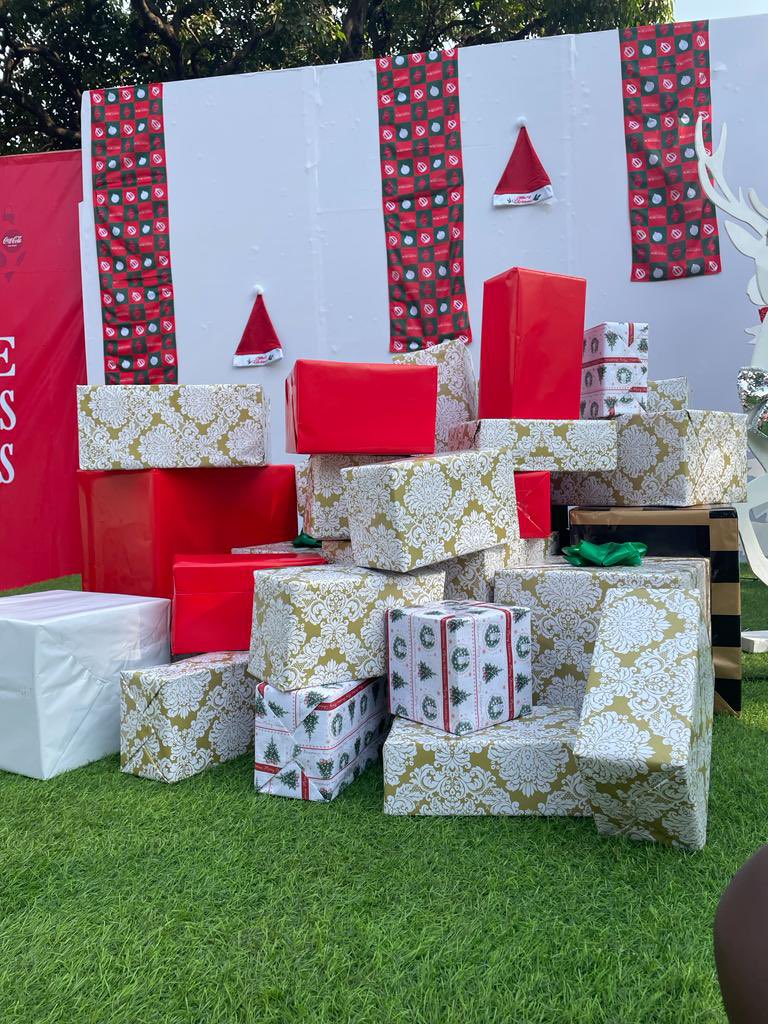 ShezSonialynn's tweet photo. Hey siri..
Define Santa the Coca-Cola style🤭
#Cocacolachristmas
#TheWorldNeedsMoreSantas https://t.co/C7BSaa6dIb