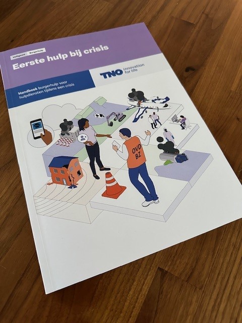 Eerste Hulp Bij Crisis, een handboek voor hulpverleners over het slimmer inzetten van burgerhulp in alle deelprocessen van crisisbeheersing is klaar en zal begin volgend jaar publiek gelanceerd worden.
