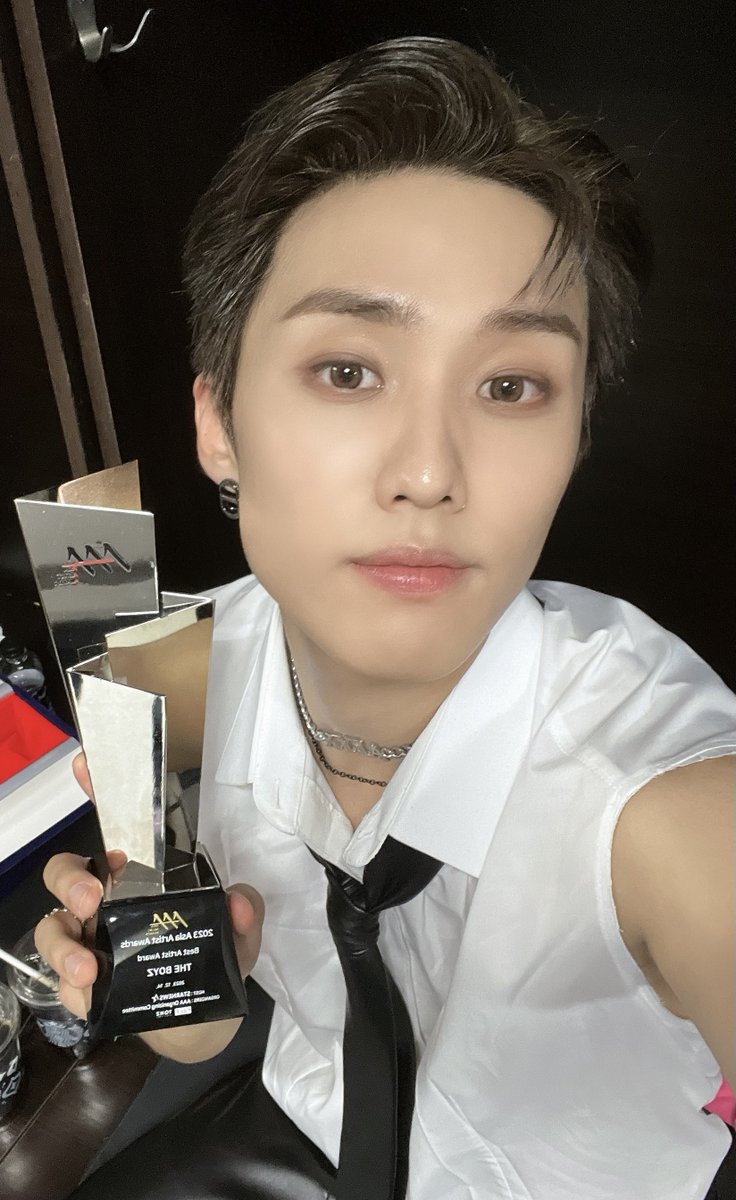 WE_THE_BOYZ's tweet photo. (콥이) 더비 너무 고마워!! 더덕💕 thank you for this award TheB!!💕 https://t.co/m2oIp2rRpS