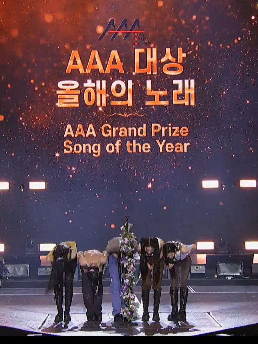 newjeans_loop's tweet photo. CONGRATULATION NEWJEANS 
#Ditto3rdSOTY 
#NewJeans6thDaesang https://t.co/yFksMVYCTj