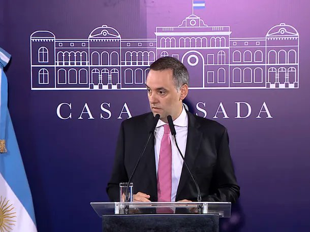 AgenciaElVigia's tweet photo. "No estamos de acuerdo, pero vuelve el impuesto a las Ganancias", confirmó el vocero Manuel Adorni https://t.co/HuS6NdbVry