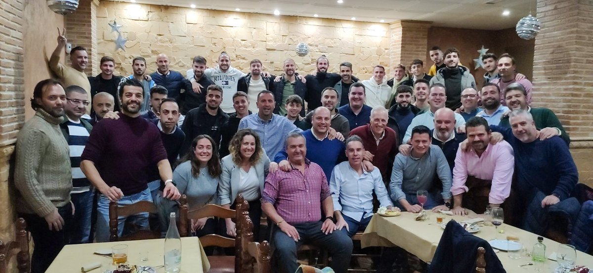 atmanchareal's tweet photo. 🎄Anoche celebramos la tradicional Cena de Navidad Verde en el Restaurante Rincón de Seba. 

🍍¡Unidos por un objetivo! 💚

#HacernosGrandes ☝🏻💪🏻

#SomosManchaReal 💚💜

#YoSoyVerde 🦾 https://t.co/F0n3OLbrxO