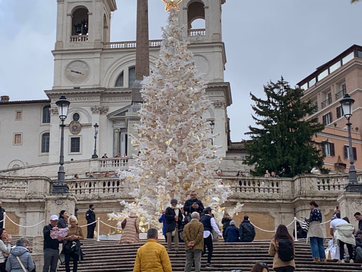 MastersRome's tweet image. Elegant Christmas Tree in Piazza di Spagna!