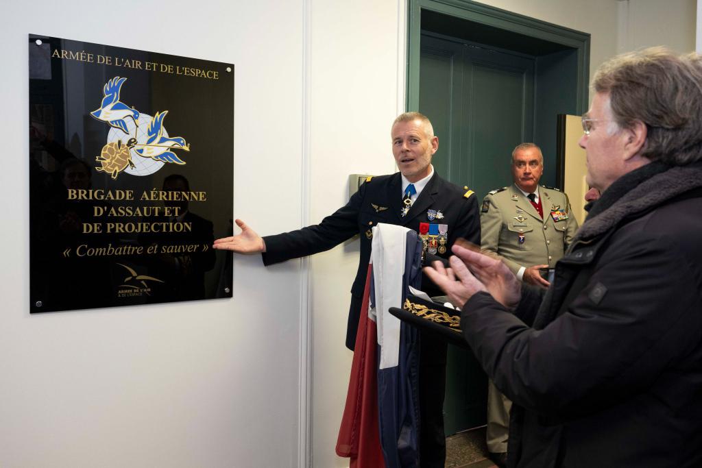 CEM_AAE3's tweet photo. @CEM_AAE Une grande fierté de voir se concrétiser le plan #ALTAÏR lancé en mars 2022, par l'inauguration aujourd'hui des nouveaux locaux de la Brigade aérienne d’assaut et de projection (BAAP) à la Maison des Armées, à Orléans. Une avancée significative de notre engagement territ https://t.co/nstGOcjQWJ