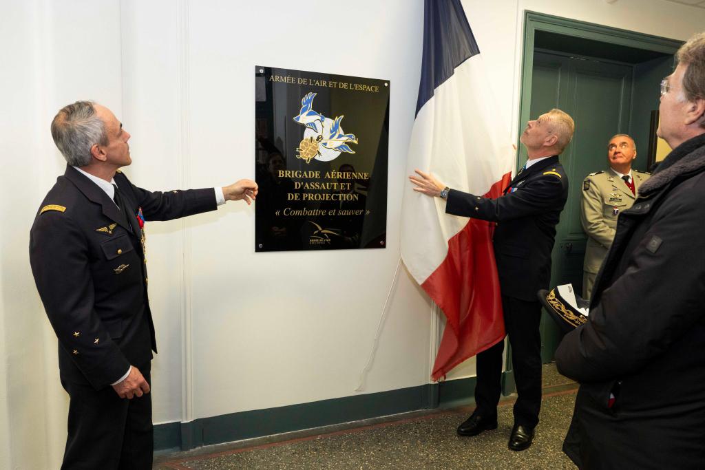 CEM_AAE3's tweet photo. @CEM_AAE Une grande fierté de voir se concrétiser le plan #ALTAÏR lancé en mars 2022, par l'inauguration aujourd'hui des nouveaux locaux de la Brigade aérienne d’assaut et de projection (BAAP) à la Maison des Armées, à Orléans. Une avancée significative de notre engagement territ https://t.co/nstGOcjQWJ
