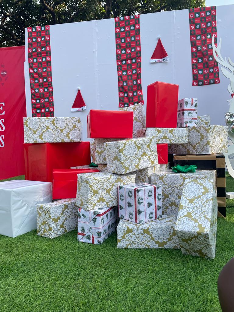 thekingsmanUG's tweet photo. All the world is happy when Santa Claus comes

Coca cola is here to add a great taste to your festive season 🎉🎉🎉
#CocaColaChristmas | @CocaColaBevUg https://t.co/CDaZdxTkLF