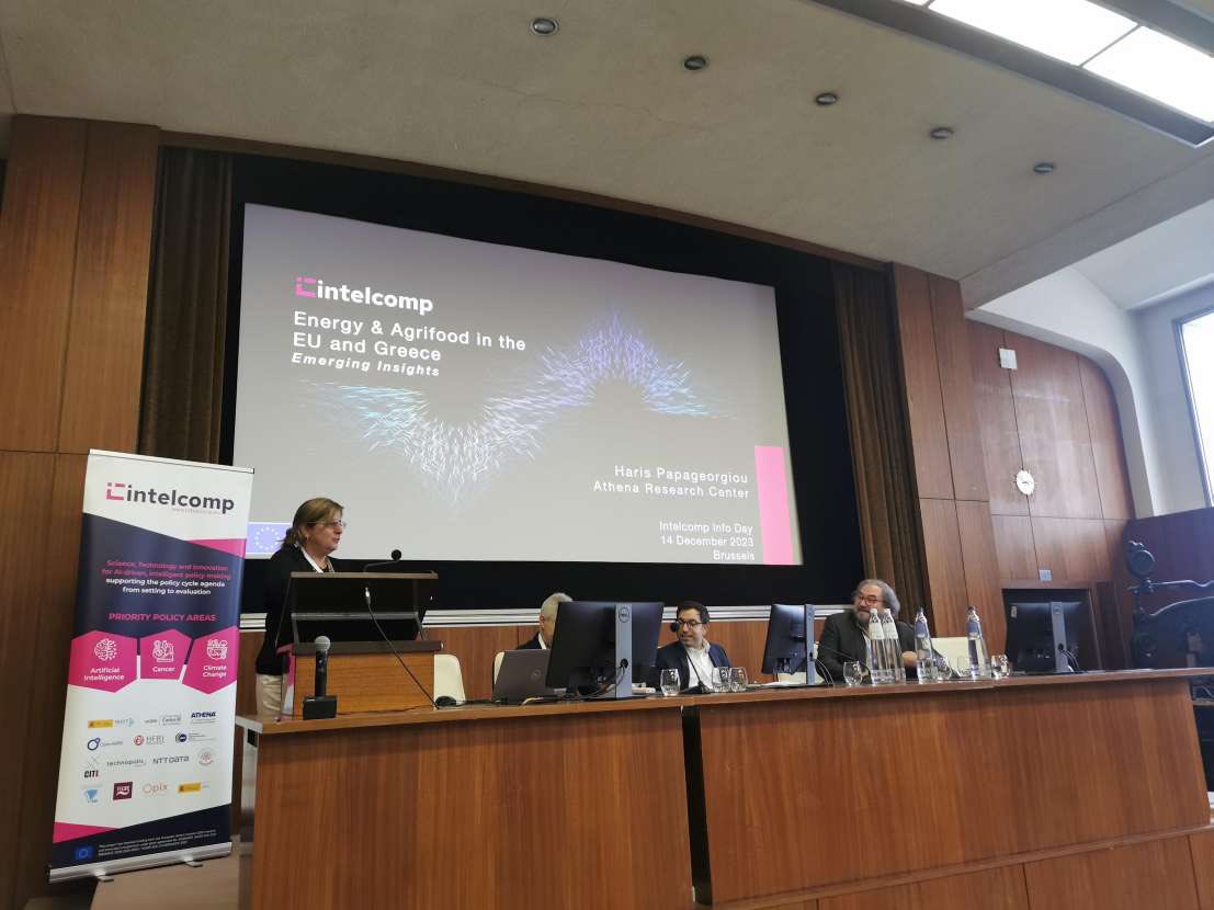 OpenAIRE_eu's tweet photo. #OpenAIRE CEO, @nataliamanola, introduces today's second panel at @IntelComp_H2020, spotlighting #bigdata &amp; #AI in policy making, emphasizing safe and trusted integration.

#InformationDay #AI #OpenAIRE #OpenScience https://t.co/SQAwOVHRBv