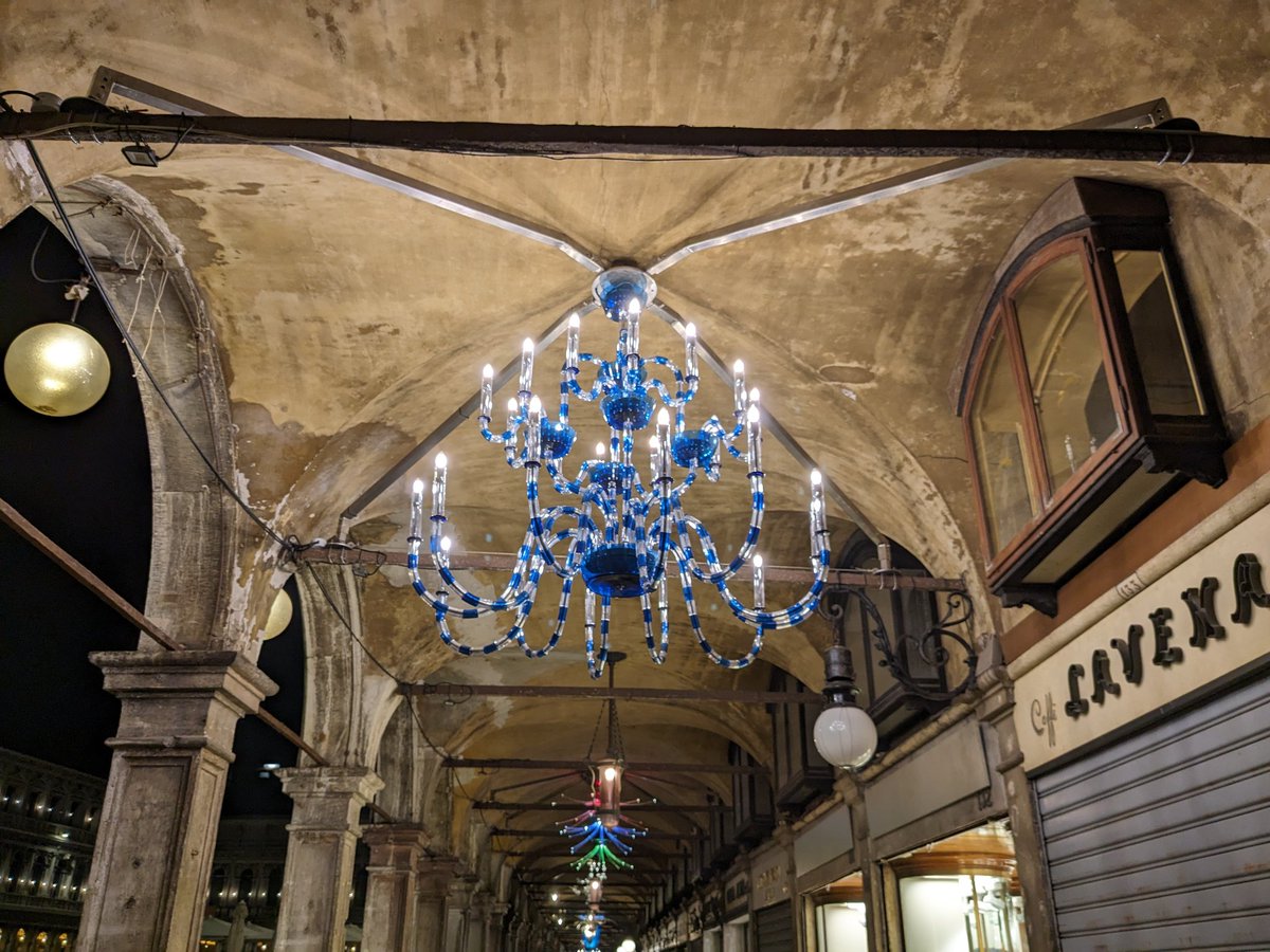 -11 a #Natale...
#MuranoGlass in #StMarkSquare (VE)

💻 Dolomiti.Blog
📷 #Pixel6a

#PiazzaSanMarco #Venezia #Venice #Venise #Venedig #VeneziaSerenissima #dohlomiti #dolomitiblog #Murano #VetrodiMurano #Lampadario #chandelier #Natale2023 #Christmas2023 #Xmas2023