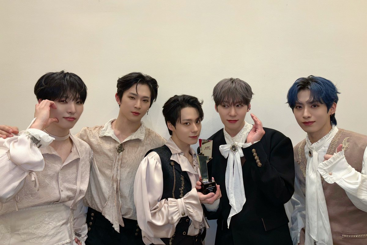 [#원어스]

원어스가 2023 Asia Artist Awards 
<AAA 이모티브 상> 을 수상하였습니다🏆

오늘의 영광은 모두 우리 투문이 준 열렬한 
사랑과 응원으로 만들어진 순간이라는 것😉🌙 
변함없이 고맙고 사랑합니다 투문🩷

#ONEUS #2023AAA #AsiaArtistAwards
#La_Dolce_Vita #Baila_Conmigo