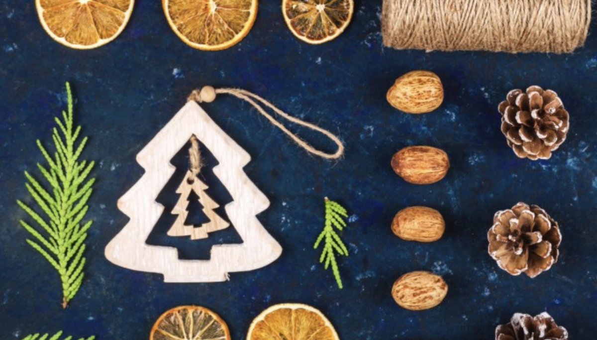 FunEthic's tweet image. Offrir un coffret cadeau de cosmétiques bio est une idée qui plaît beaucoup pour Noël 🎄. Il y a le produit que l’on finance, bien entendu, mais à quoi sert également notre argent ? 👉 funethic.bio/journal/bien-p… #ConsommerAutrement #FUNETHIC #slowcosmetique