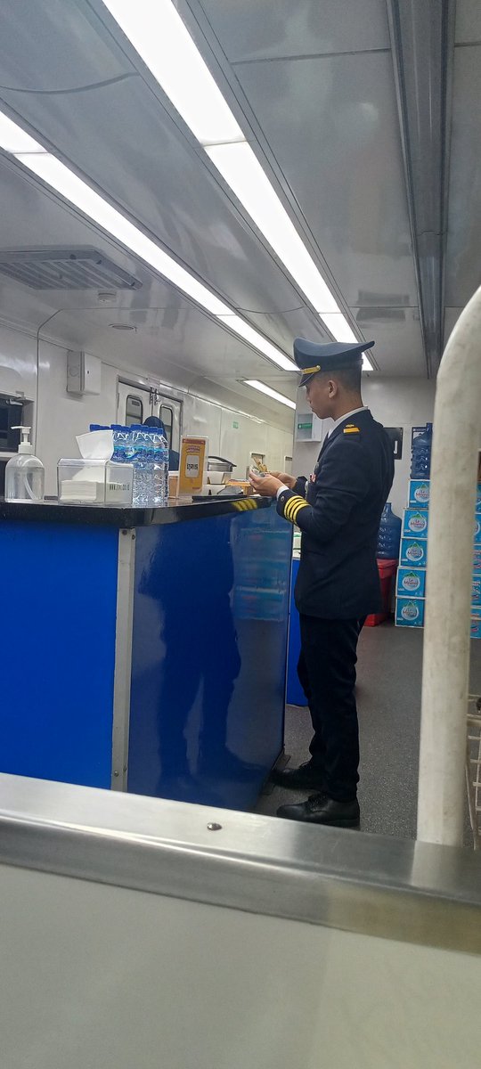 f_candrairawan's tweet photo. Onboard KA56 Gajayana

Kondektur ternyata harus beli-bayar juga untuk seCup Kopi penyemangat kerja GMR - CN

Terimakasih @KAI121 @New_Reska , semakin baik dan harus lebih baik....melayani negeri. https://t.co/6JNdGCgDzx