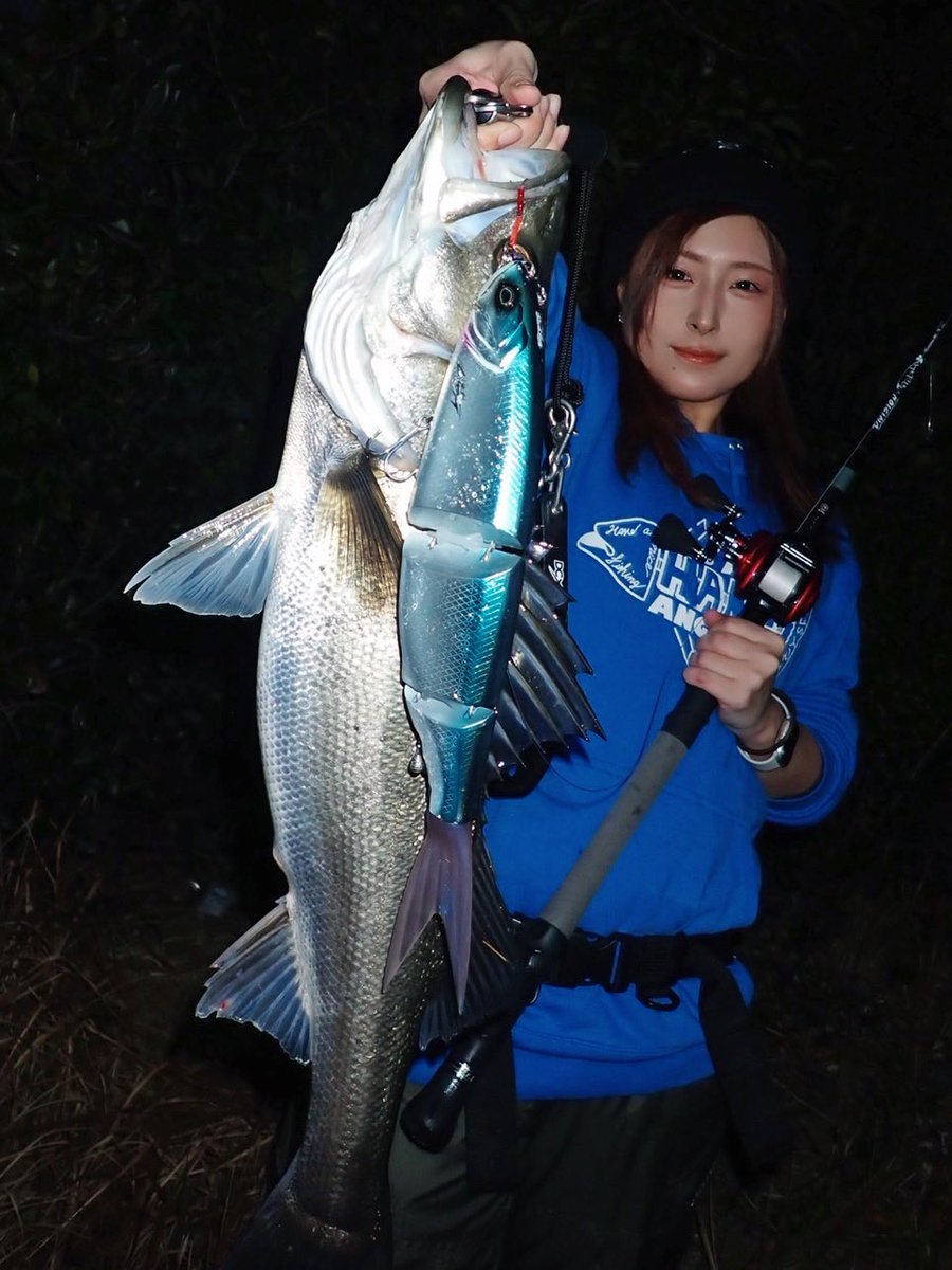 michan_fishing's tweet photo. おかっぱりで
初めてクラッシュゴーストで
釣れました🔥

最初は重すぎて
キャストもままならなかったのに…
お気に入りのロッドと釣りたかったルアーでの1本！まじ嬉しい😭💕

ありがとうございました！！

#クラッシュゴースト
#ジャイアントベイト
#79Rimix  #tulalajp 
#ジャイアントベイト女子 https://t.co/1U1RGoDEuX