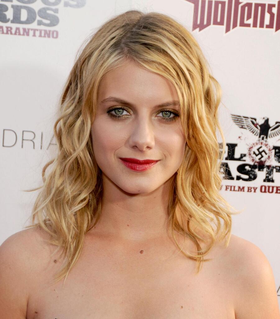 MujeresBLHB's tweet photo. ¡Oye, Melanie Laurent es como una caja sorpresa de talento! Actriz, directora, cantante... ¡hasta escribió un libro! ¿Qué no puede hacer esta mujer? 🤩 #Multitalento https://t.co/5d9unXoLdz