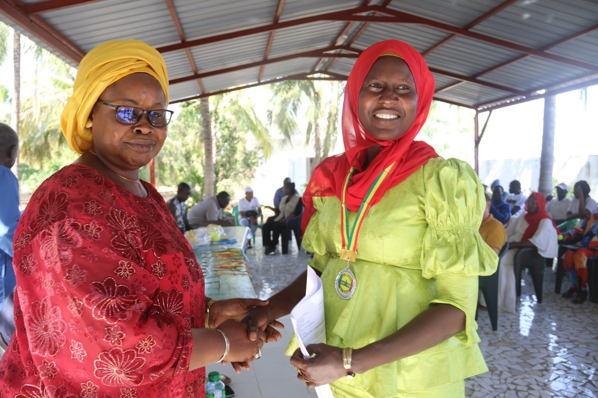 FAOSenegal's tweet photo. 👋🏾Cérémonie de remise de diplômes aux🔟jeunes incubés à la ferme agroécologique de Kaydara grâce au projet intégrateur de la Grande Muraille Verte et le projet #Ripostes
📍Fatick|7⃣ déc.
#EUGreenDeal #PSEVert #Senegal🇸🇳 https://t.co/pbw4vYGuFg
