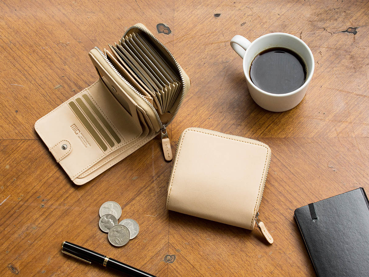 最近、人気急上昇中の”バグッダ ミニマルチウォレット”ですが、好評