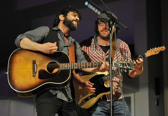 IndeGranada's tweet photo. ➡️@quique_gonzalez : "Pete Seeger dijo ‘si quieres tener una carrera larga mantenla pequeña’, y yo creo firmemente en ello"

Disfruta de la entrevista con el músico madrileño, que este viernes ofrece un concierto de su #Gira25Aniversario en la #Copera👇👇
https://t.co/CtJZu4ZT9S https://t.co/63dXbJGVeE