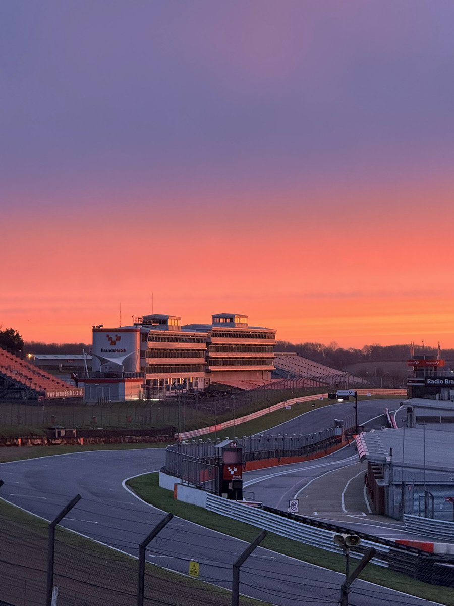 A lovely Brands Hatch morning 💜🧡