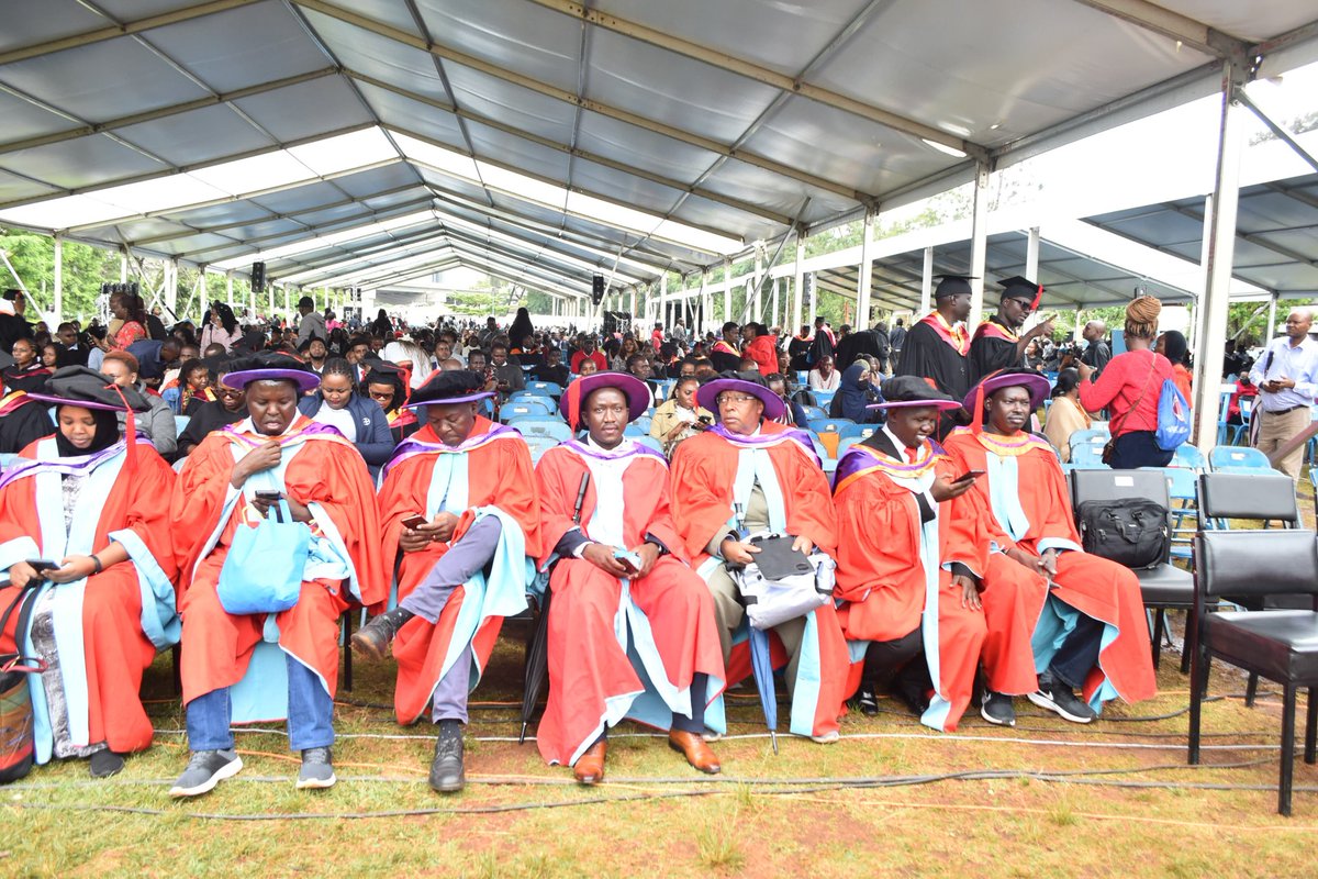 Littu_lady's tweet image. Masaa ni ya kupiga luku moja safi. As Tom Daktari would say, ukiwa na iPhone unarecord tu. Sasa ukiona mtu na gown ya @uonbi&amp;gt;&amp;gt; Class of 2023, we stan🙌
#SiniUON
#UON70thgraduation
#graduatingclassof2023