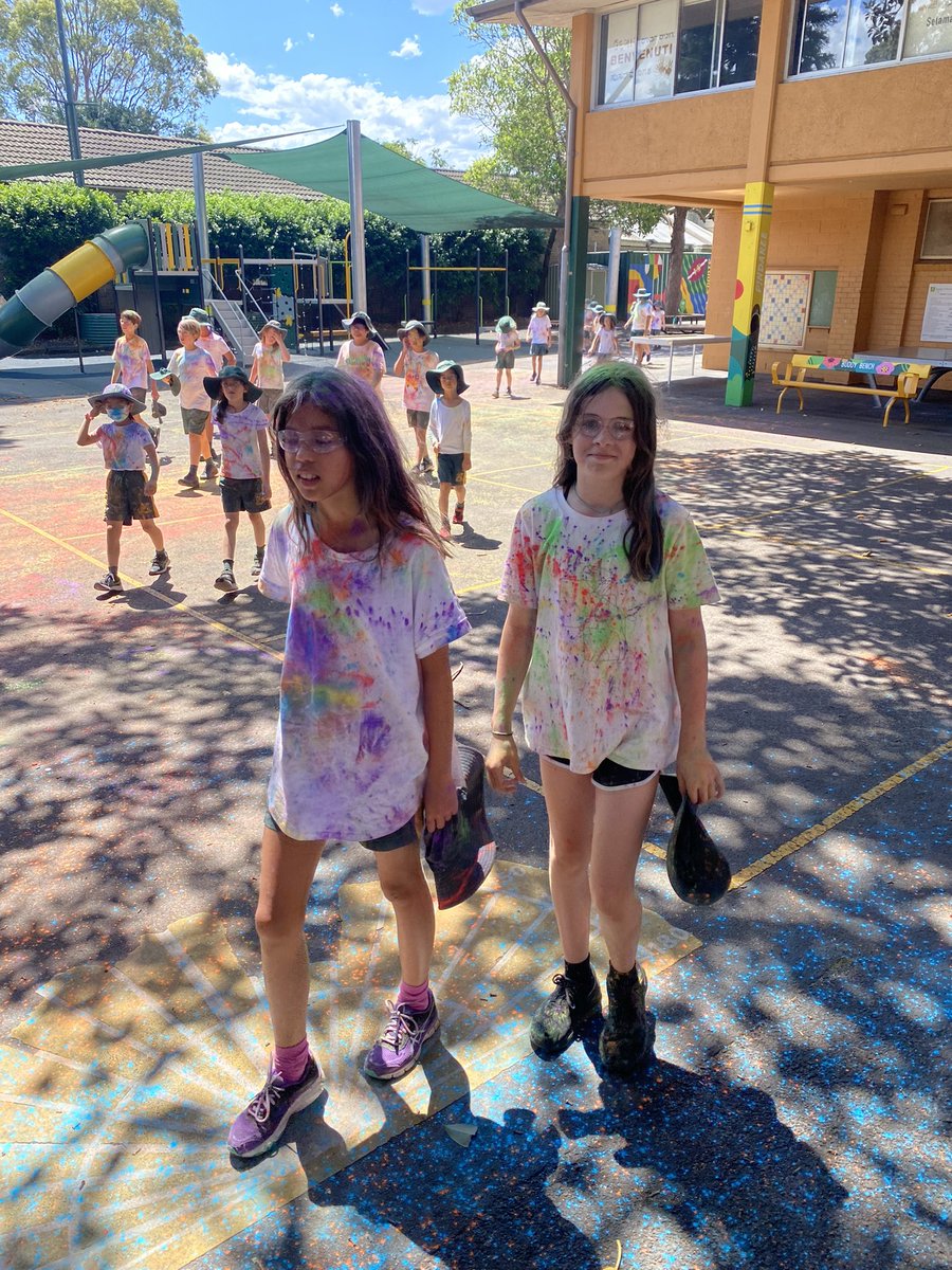 KENSINGTONPS's tweet photo. Colour walk ready #celebrationday @KENSINGTONPS #lovewhereyoulearn
#onlyonedaytogo https://t.co/jNsVJI6U6c