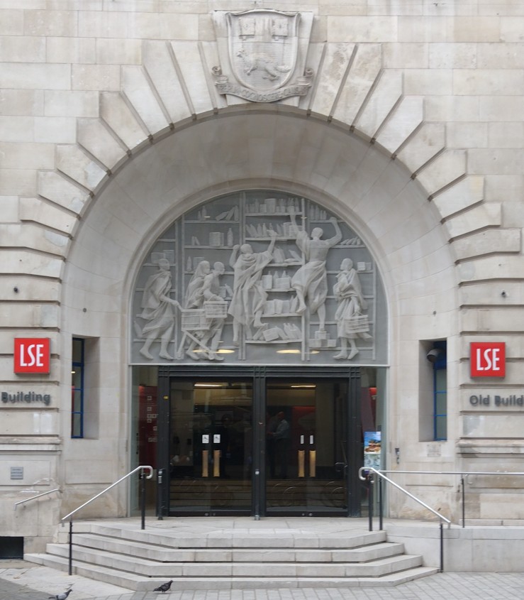 The Old Building entrance in 1940 and in 2022. More @LSEnews photos ➡️ bit.ly/43DuDyX #PartOfLSE #ThenAndNow