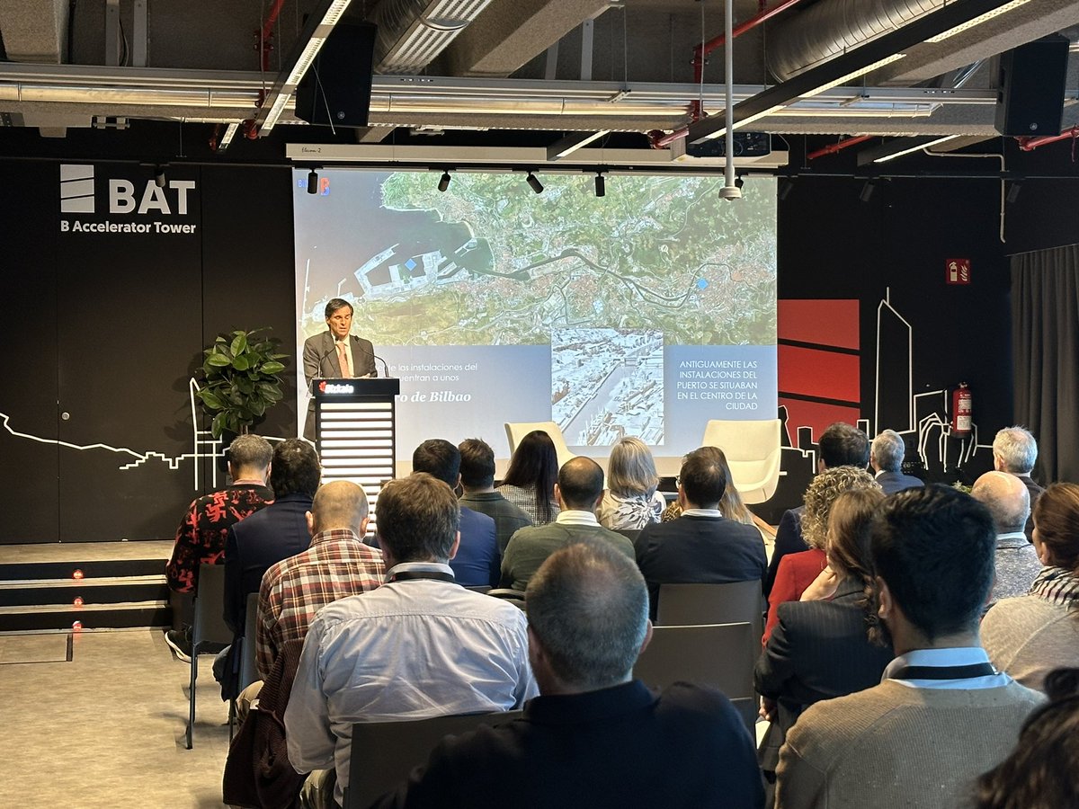 BAT_Tower's tweet photo. Comenzamos #BATalk escuchando a la coordinadora de #BilbaoPortLab, Nagore Ardanza y a José Luis García-Mochales de @bilbaoport.

🗣️“En BilbaoPort Lab, queremos un puerto más inteligente, ágil y sostenible”.

🗣️“Estamos en constante evolución. Apostamos por la innovación abierta”. https://t.co/KRP9OV2tc4