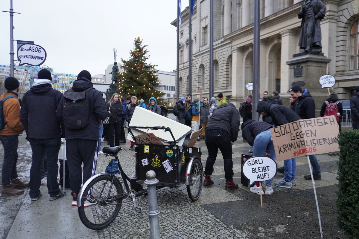 nikschrader's tweet photo. Heute wird über die Verschärfung des Polizeigesetzes abgestimmt. Vor dem Abgeordnetenhaus machte das #noASOG Bündnis klar: Statt Repressionen und Law & Order braucht es soziale Lösungen! https://t.co/wjlirLxlZO