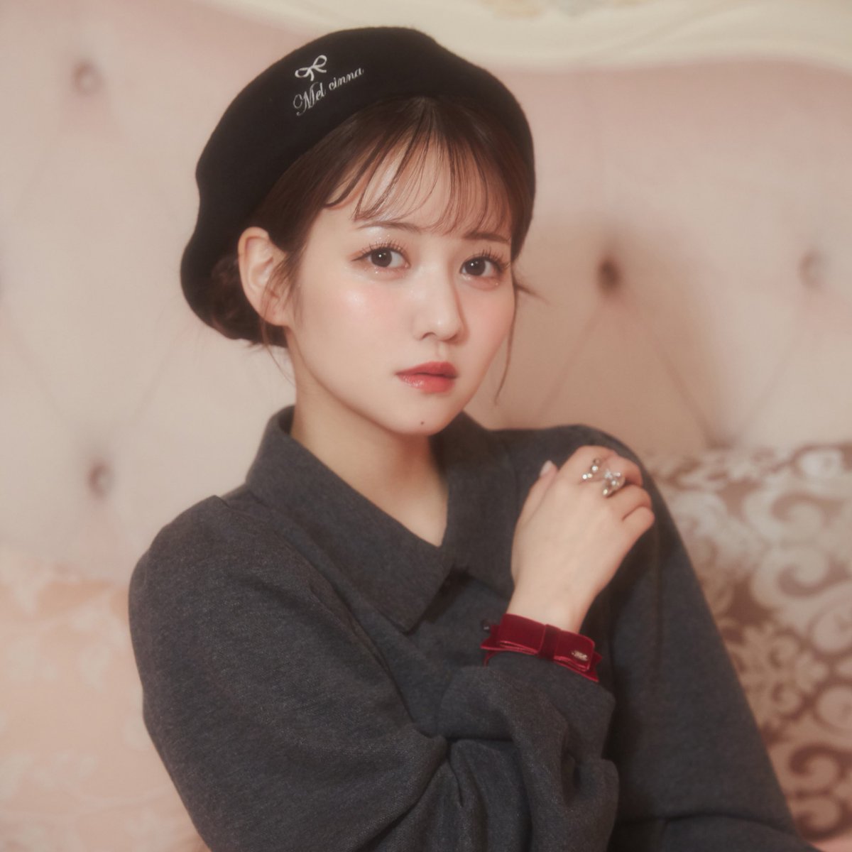 mel_cinna's tweet photo. 🩰𝐂𝐡𝐫𝐢𝐬𝐭𝐦𝐚𝐬 𝐜𝐨𝐥𝐥𝐞𝐜𝐭𝐢𝐨𝐧🩰
💌Mel classic beret

ブランド初のベレー帽が登場🩰
フロント部分にはブランドロゴと
リボンの刺繍が..🎀

color:black
price:¥3,300(taxin)

♥POPUP先行発売♥
12/21(木)10:00-@渋谷スクランブルスクエア6F
♥EC発売♥
12/22(金)18:00- 発売スタート https://t.co/QG6jjRYhp4