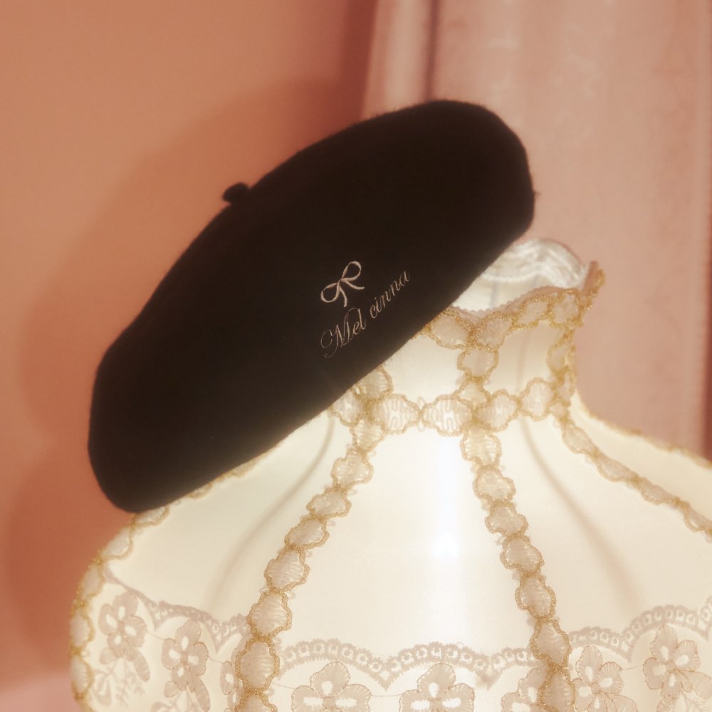 mel_cinna's tweet photo. 🩰𝐂𝐡𝐫𝐢𝐬𝐭𝐦𝐚𝐬 𝐜𝐨𝐥𝐥𝐞𝐜𝐭𝐢𝐨𝐧🩰
💌Mel classic beret

ブランド初のベレー帽が登場🩰
フロント部分にはブランドロゴと
リボンの刺繍が..🎀

color:black
price:¥3,300(taxin)

♥POPUP先行発売♥
12/21(木)10:00-@渋谷スクランブルスクエア6F
♥EC発売♥
12/22(金)18:00- 発売スタート https://t.co/QG6jjRYhp4