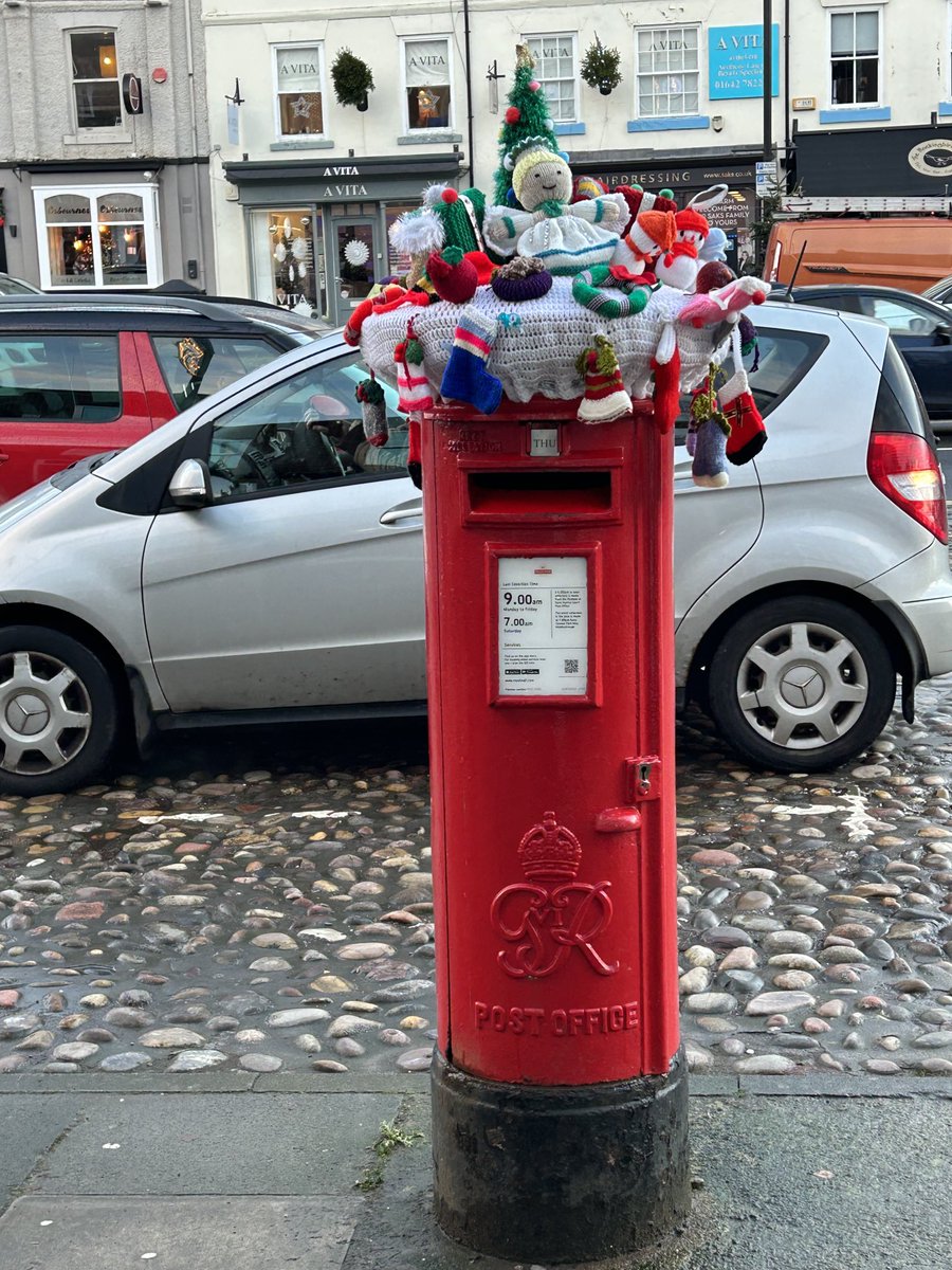 📮🎄 I was able to post my Christmas cards from a suitably festive pillar box this morning … 
#YarnBombers