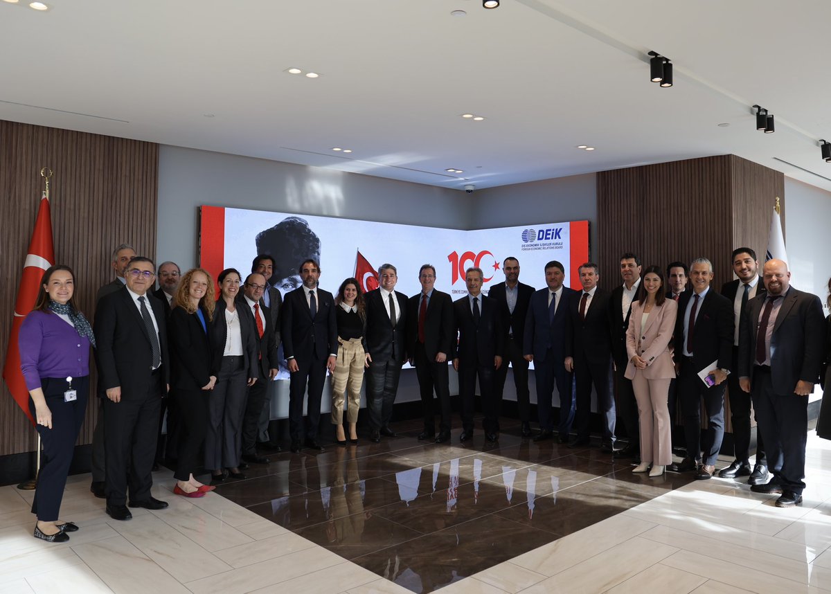 #TAİK üyeleri ABD Ticaret Temsilci Yardımcısı Vekili <a href="/USTradeRep/">United States Trade Representative</a> Jason Buntin ile görüşerek;

🔸 Section 232
🔸 Savunma sanayisi
🔸 Artan yatırımlar
🔸 $100 milyar ticaret hedefi

konularını ele aldı. 

Türk özel sektörü 🇹🇷🇺🇸 TIFA mekanizmasına katkı vermek için hazır.