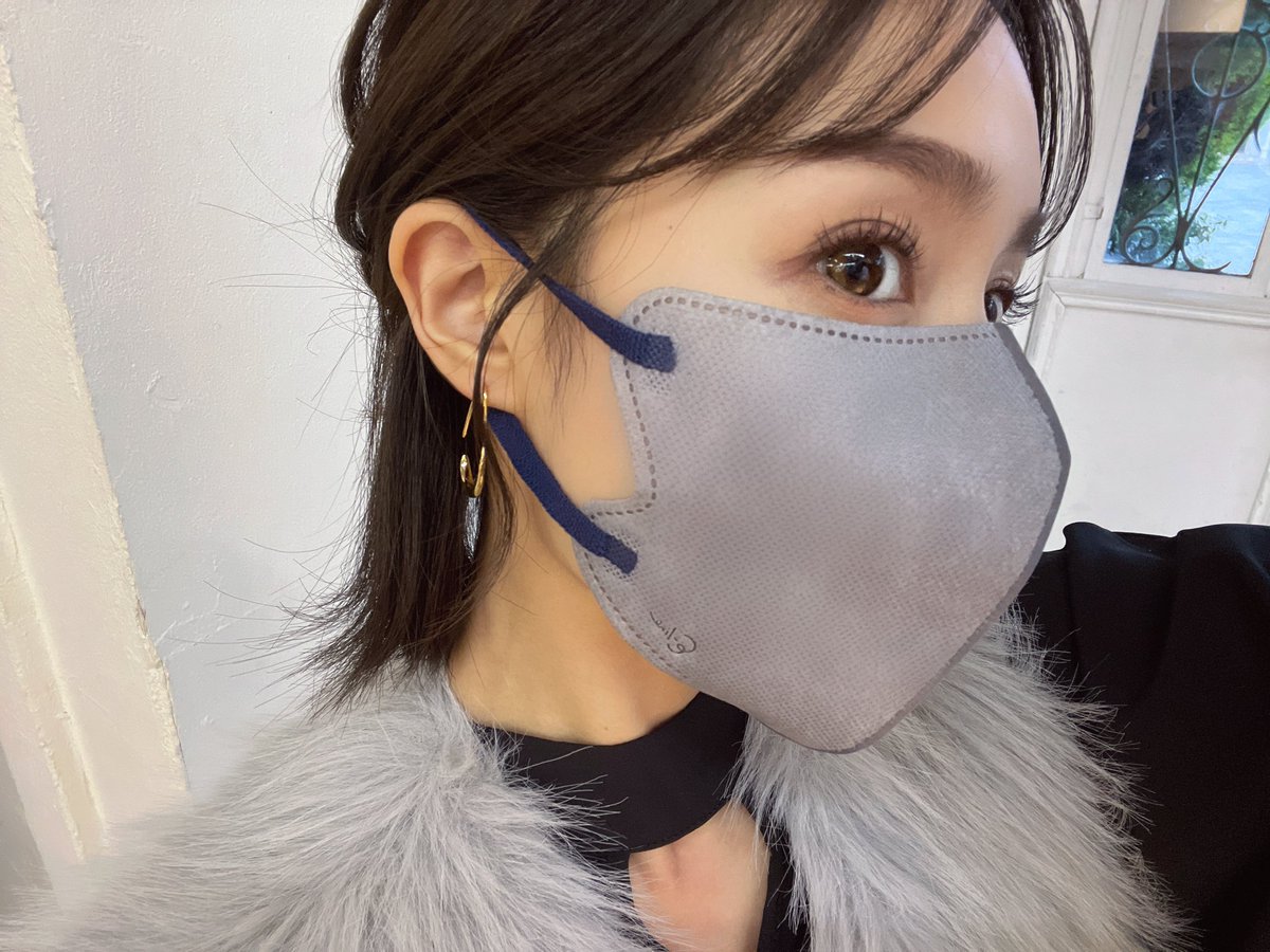 chiroru_partner's tweet photo. Elineマスクの撮影📸
コンビニでも手軽に買えるおすすめマスクだよ😷
#Elinemask
#イーラインマスク
#マスク週間 https://t.co/qaDA2zLjjk