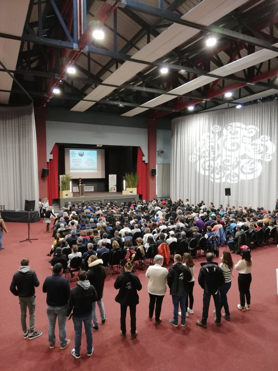 Agriculture de conservation des sols <a href="/ChambagriPdL/">Chambres agri PdL</a> : c'est parti pour une journée d'échanges et découvertes autour du #sol. Plus de 300 participants ! <a href="/Solenat_/">Solenat</a> propose un jeu sur l'espace des solutions pour le climat, pour découvrir les opportunités du marché du #carbone.