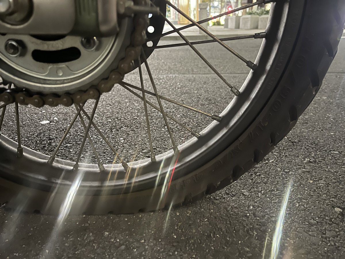 RXChannel2's tweet photo. 買い物に向かっている途中にまさかのハンターカブがパンク…
業者さん来るのに90分かかるようです…
寒いww https://t.co/I1WqNwIinF