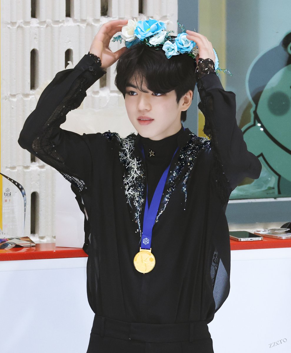 junfigure_zzero's tweet photo. 22랭킹 화관사진인데 포���북에만 넣고 X에 첨 올림
#차준환 #JunhwanCHA #화관 https://t.co/ET9Xu2QXOE