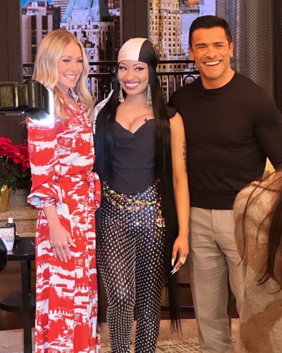josiahdasleeze's tweet photo. #PinkFriday2era already in the works and Iโm enjoying myself hunny. Bich get into the blondeee #favnickihair https://t.co/KvbF1RFZ9y