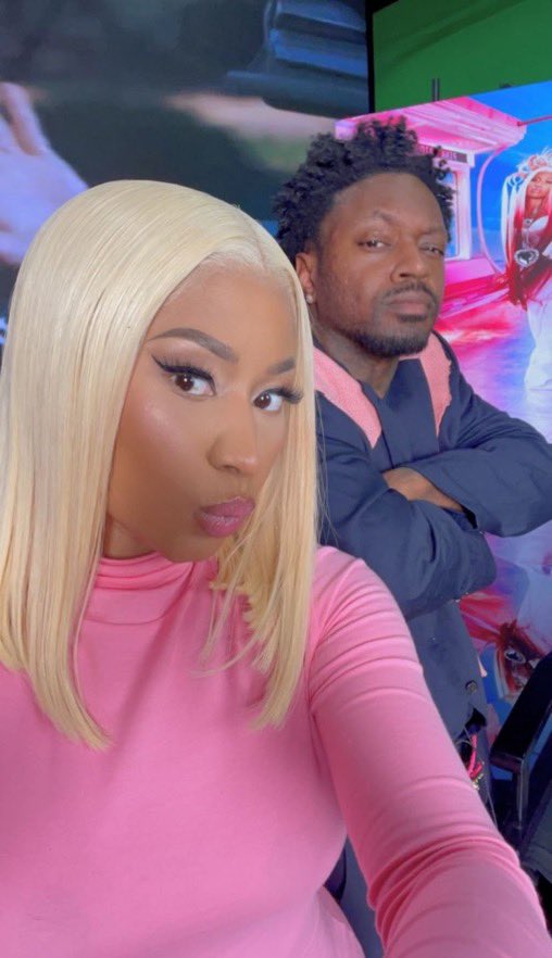 josiahdasleeze's tweet photo. #PinkFriday2era already in the works and Iโm enjoying myself hunny. Bich get into the blondeee #favnickihair https://t.co/KvbF1RFZ9y