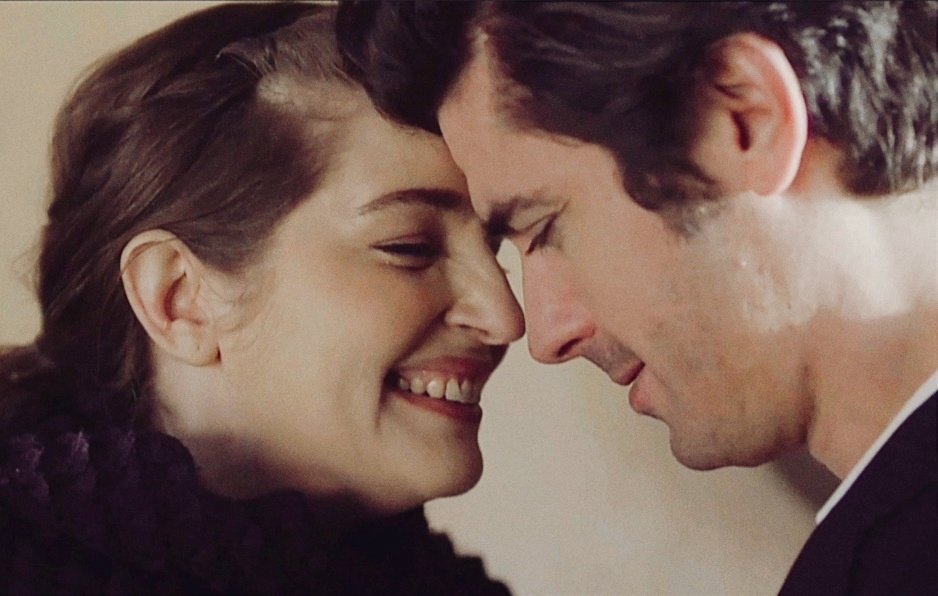 Μα στην αγάπη είναι ένα.
Σμίγουν οι δύο και γίνονται ένα.
Δεν ξεχωρίζουν.
Το εγώ και εσύ αφανίζονται.
Αγαπώ θα πει χάνομαι.

~ Ν. Καζαντζάκης 
#Παγκοσμια_Ημερα_Αγαπης ♥️
#AgriesMelisses #teamlamprosleniw